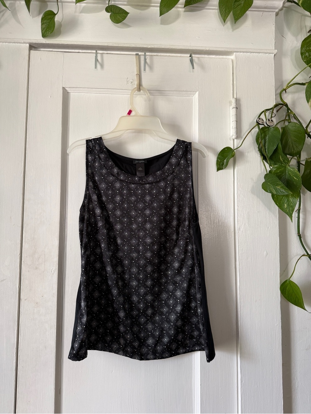 Ann Taylor Black Patterned Sleeveless Tank Top size M